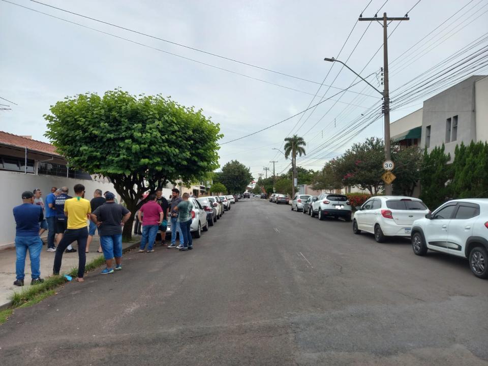 Foto 2 de 8 — Motoristas por aplicativos realizam ‘buzinaço’ em frente ao local onde profissional foi agredido